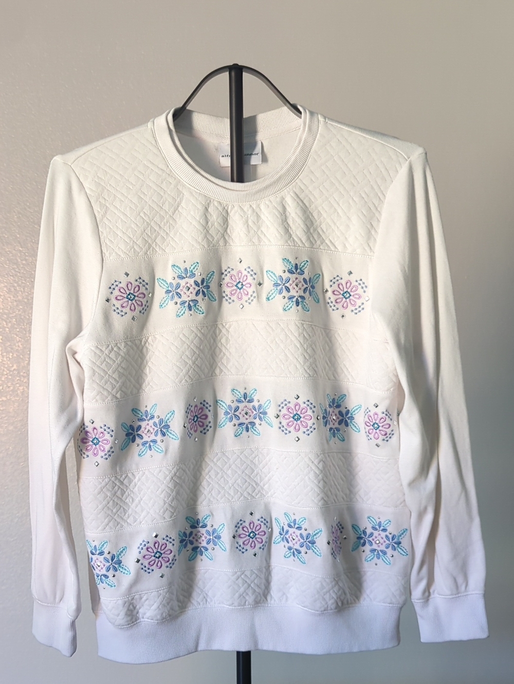 Vintage Alfred Dunner Quilted Embroidered Floral Sweatshirt in White Size Medium